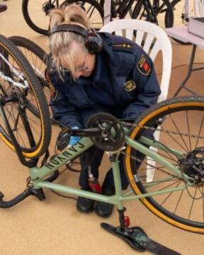 Naprawa roweru Osoba naprawiająca rower na stojaku