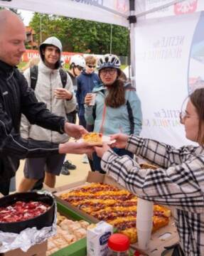 Stoisko z pizzą Ludzie odbierają jedzenie na stoisku z pizzą