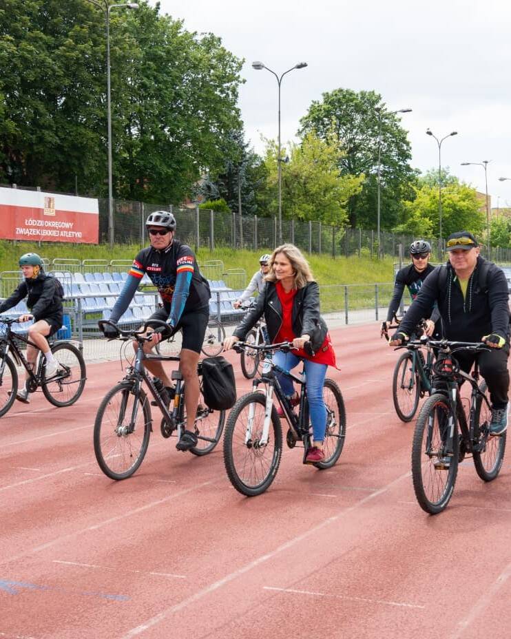 Rowerzyści na bieżni Grupa osób jedzie na rowerach po bieżni