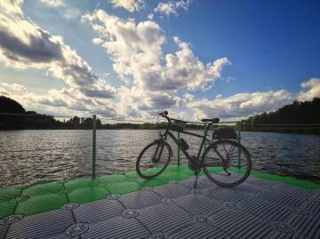 Rower nad wodą Rower na pomoście przy jeziorze