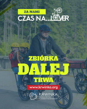 Zbiórka rowerowa Krwinka Mężczyzna i dzieci jadą na rowerze towarowym