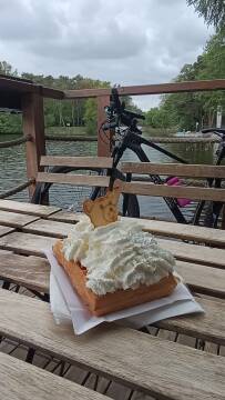 Wafelek z bitą śmietaną na stole