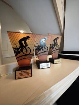 Trzy trofea sportowe dla kolarzy